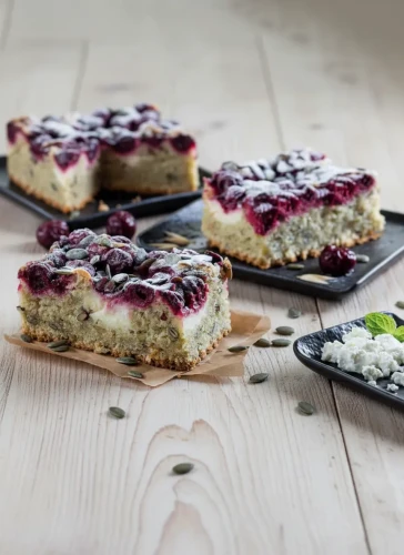 Handgemachter Hafer-Quark-Kuchen „Herbstrose“ mit Kirschen und Kürbiskernen. Ein saftiger Käsekuchen aus unserer Leipziger Backstube, gebacken mit 100% natürlichen Zutaten und ganz ohne künstliche Zusätze.