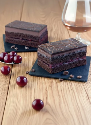 Handgemachte Kirsche &amp; Brandy Schokoladenwürfel. Ein exquisites Schokoladen-Meisterwerk aus unserer Leipziger Backstube, zubereitet mit 100% natürlichen Zutaten und ganz ohne künstliche Zusätze.