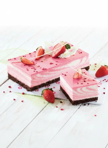 Handgemachter Erdbeer-Zebra Käsekuchen mit fruchtigem Muster. Ein meisterhafter Cheesecake aus unserer Leipziger Backstube, frisch gebacken mit 100% natürlichen Zutaten und ganz ohne chemische Zusätze.