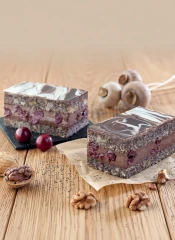 Handgemachte Mohn &amp; Brûlée-Kirsch-Schnitte. Ein meisterhaftes Dessert aus unserer Leipziger Backstube, zubereitet mit 100% natürlichen Zutaten und ganz ohne künstliche Zusätze.
