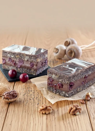 Handgemachte Mohn &amp; Brûlée-Kirsch-Schnitte. Ein meisterhaftes Dessert aus unserer Leipziger Backstube, zubereitet mit 100% natürlichen Zutaten und ganz ohne künstliche Zusätze.
