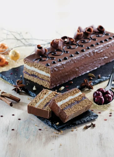 Handgemachter Schicht-Lebkuchen mit edlem Marzipan und fruchtigem Pflaumenmus. Ein traditionelles Meisterwerk aus unserer Leipziger Backstube, gebacken mit 100% natürlichen Zutaten und ohne künstliche Zusätze.