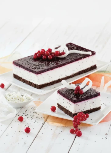 Handgemachter Schoko-Cassis-Chia Käsekuchen. Ein moderner, gekühlter Cheesecake aus unserer Leipziger Backstube, meisterhaft zubereitet mit 100% natürlichen Zutaten und ganz ohne chemische Zusätze.