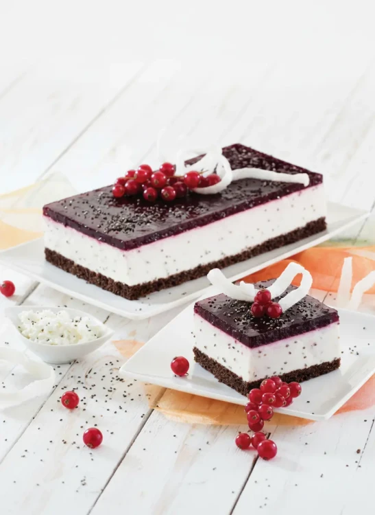 Handgemachter Schoko-Cassis-Chia Käsekuchen. Ein moderner, gekühlter Cheesecake aus unserer Leipziger Backstube, meisterhaft zubereitet mit 100% natürlichen Zutaten und ganz ohne chemische Zusätze.