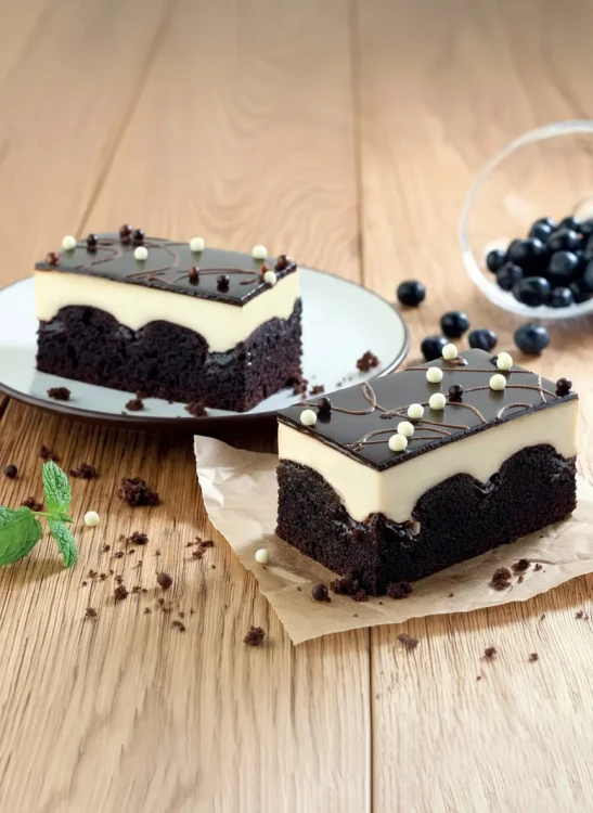 Handgemachte Rumba Brûlée-Schnitte. Ein exquisites Dessert-Meisterwerk aus unserer Leipziger Backstube, meisterhaft zubereitet mit 100% natürlichen Zutaten und ganz ohne künstliche Zusätze.