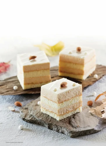 Handgemachte Latino Mandorla Crème-Schnitte. Ein feines Mandel-Dessert aus unserer Leipziger Backstube, meisterhaft zubereitet mit 100% natürlichen Zutaten und ganz ohne künstliche Zusätze.