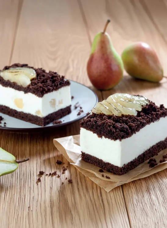 Handgemachter Schoko-Birnen-Käsekuchen. Ein saftiger, gekühlter Käsekuchen aus unserer Leipziger Backstube, traditionell gebacken mit 100% natürlichen Zutaten und ganz ohne künstliche Zusätze.