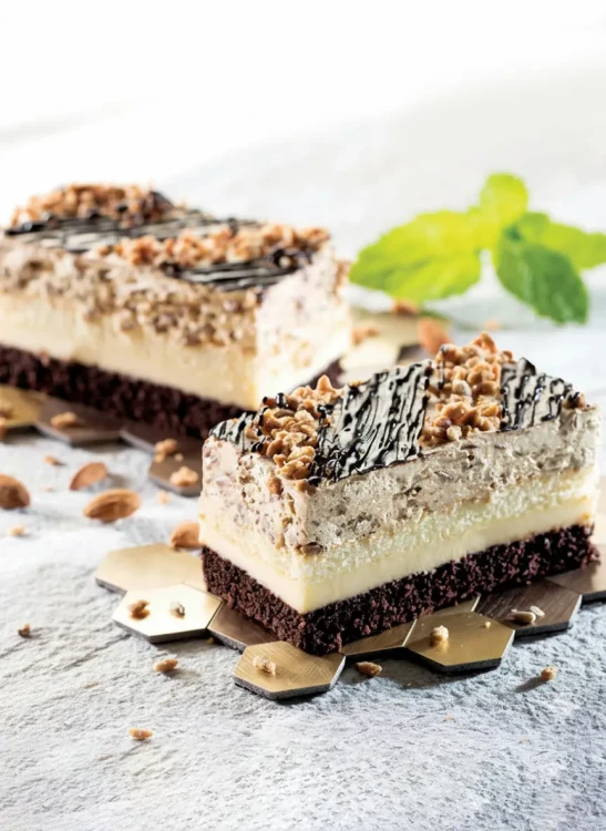 Handgemachte Financier Amaretto-Karamell-Schnitte. Ein exquisites Mandelgebäck aus unserer Leipziger Backstube, meisterhaft zubereitet mit 100% natürlichen Zutaten und ganz ohne künstliche Zusätze.