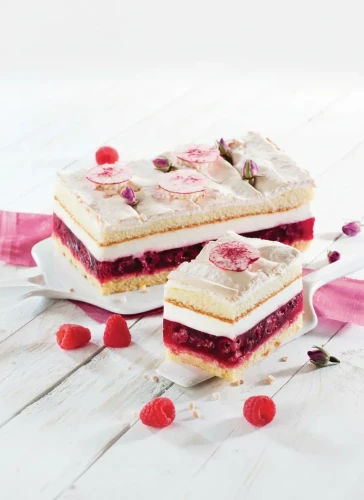 Handgemachte „Himbeer-Wolke“ Mandel-Baiser-Schnitte mit frischen Himbeeren. Ein luftig-leichtes Meisterwerk aus unserer Leipziger Backstube, zubereitet mit 100% natürlichen Zutaten und ganz ohne künstliche Zusätze.