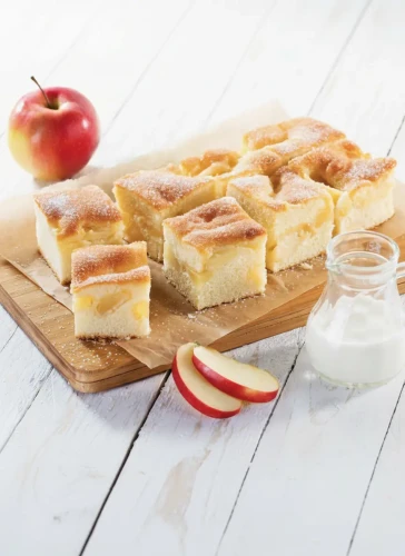 Handgemachter Buttermilch-Apfelkuchen. Ein wunderbar saftiger Klassiker aus unserer Leipziger Backstube, gebacken mit 100% natürlichen Zutaten und ganz ohne chemische Zusätze.