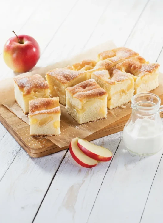 Handgemachter Buttermilch-Apfelkuchen. Ein wunderbar saftiger Klassiker aus unserer Leipziger Backstube, gebacken mit 100% natürlichen Zutaten und ganz ohne chemische Zusätze.