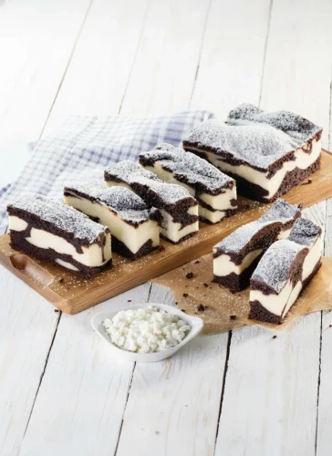Handgemachter Schoko-Quark-Kuchen „Kälbchen”. Ein einzigartiges, süßes Meisterwerk aus unserer Leipziger Backstube, gebacken mit 100% natürlichen Zutaten und ganz ohne chemische Zusätze.