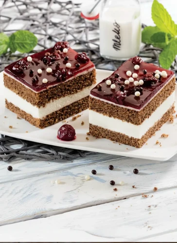Handgemachte Schoko-Kirsch-Sahneschnitte. Ein klassisches, süßes Meisterwerk aus unserer Leipziger Backstube, gebacken mit 100% natürlichen Zutaten und ganz ohne chemische Zusätze.