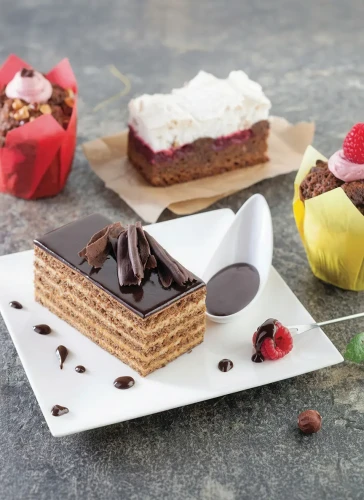 Handgemachte Karamell-Opernschnitte. Ein elegantes Meisterwerk der Patisserie-Kunst aus unserer Leipziger Backstube, meisterhaft gebacken mit 100% natürlichen Zutaten und ganz ohne chemische Zusätze.