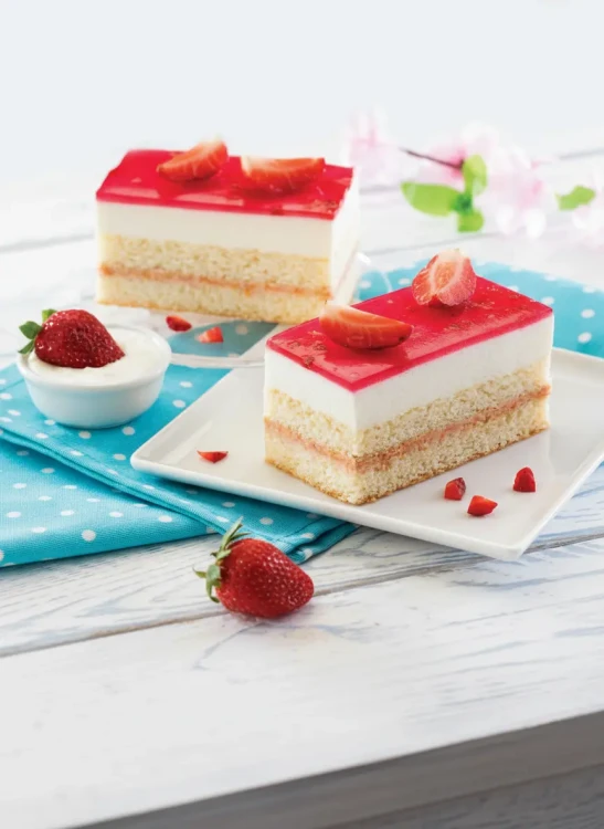 erdbeer-joghurt-schnitte-weisse-schokolade-leipzig.webp