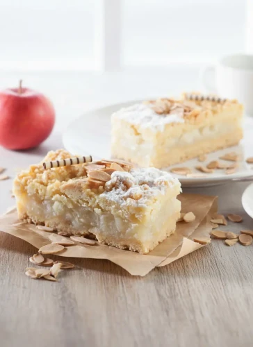 Handgemachter Apfelkuchen mit feiner Pâtisserie-Crème und knusprigen Streuseln. Traditionelle Handwerkskunst aus Leipzig, gebacken mit natürlichen Zutaten und ganz ohne künstliche Zusätze.