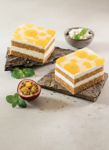 Handgemachter Pfirsich-Maracuja Kuchen mit einem süßen Toffeeboden. Ein fruchtiges Meisterwerk aus unserer Leipziger Backstube, gebacken mit 100% natürlichen Zutaten und ohne chemische Zusätze.