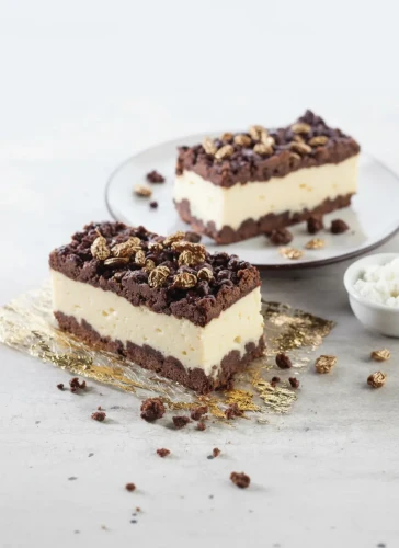 Handgemachter Königlicher Schoko-Quarkkuchen. Ein meisterhaftes Stück traditionelles Handwerk aus Leipzig, frisch gebacken mit 100% natürlichen Zutaten und ganz ohne chemische Zusätze.