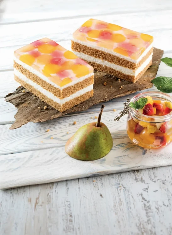 Handgemachter Frucht-Mélange Kuchen mit saftigen Karamellböden und frischen Früchten. Ein süßes Handwerksstück aus unserer Leipziger Backstube, gebacken mit 100% natürlichen Zutaten.