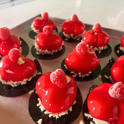 Rote Herz-Monoportion Schoko-Joghurt-Erdbeere mit Mirror Glaze. Handgemachte Törtchen in Leipzig von Kuchenexpress24.de.