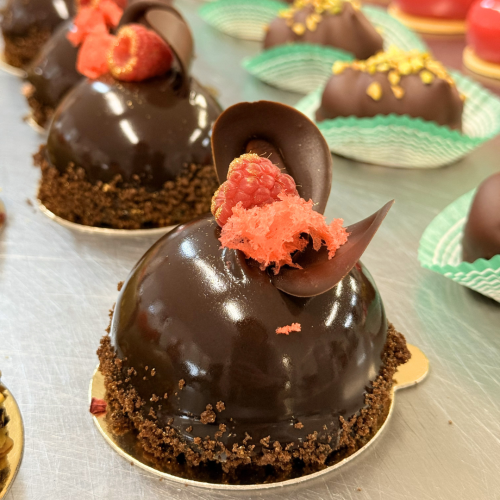 Dunkles Haselnuss-Schoko-Birne Törtchen mit Schokoglasur. Handgemachte Monoportion in Leipzig von Kuchenexpress24.de.