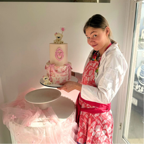 Personalisierte zweistöckige Baby-Torte mit Teddy und rosa Dekoration – individuelle Design-Torte in Leipzig