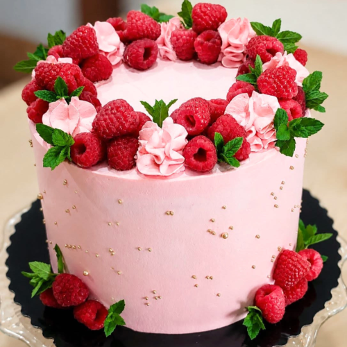 Sehr himbeerige Sahne-Himbeer-Torte mit frischen Himbeeren, Himbeercreme und rosa Dekoration in Leipzig