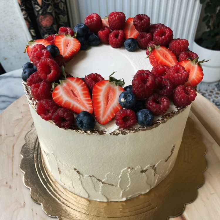 Premium-Waldbeeren-Torte mit frischen Himbeeren, Erdbeeren und Blaubeeren in Leipzig
