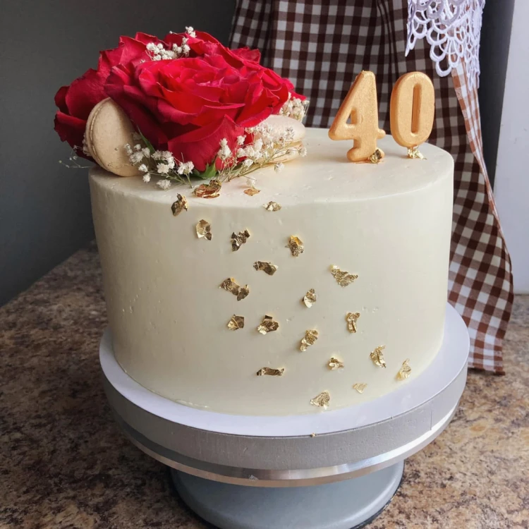 Personalisierte Geburtstagstorte mit roten Rosen, goldenen Akzenten und individueller Zahl für besondere Feiern in Leipzig