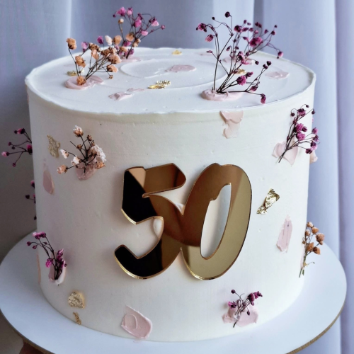 Personalisierte Birnen-Schoko-Torte mit goldener Zahl 50, floraler Dekoration und Goldakzenten in Leipzi