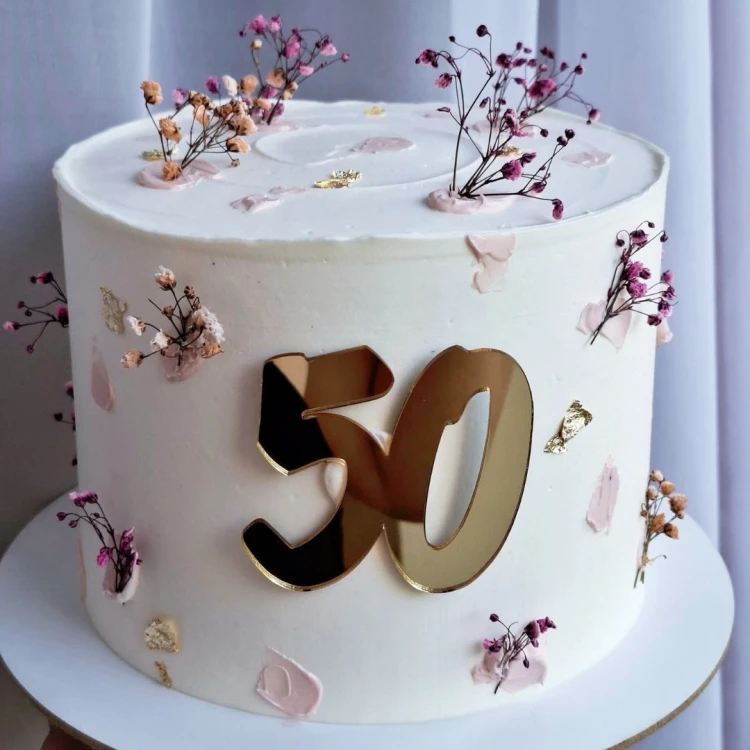 Personalisierte Birnen-Schoko-Torte mit goldener Zahl 50, floraler Dekoration und Goldakzenten in Leipzi