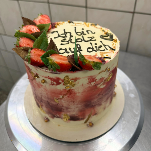 Personalisierte Vanille-Erdbeer-Torte mit frischen Erdbeeren und weißem Schoko-Erdbeer-Crunch in Leipzig