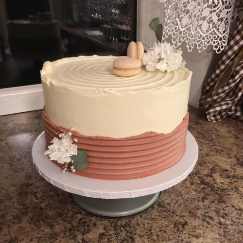 Elegante Kokos-Mandel-Erdbeer-Torte im Raffaello-Stil mit rosafarbenen Details, Blumen und Macarons in Leipzig